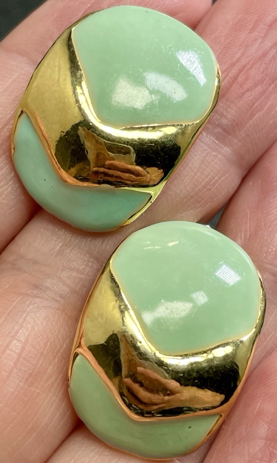 Vintage 1” Curled Green Enameled Gold Tone Metal Drop Earrings
