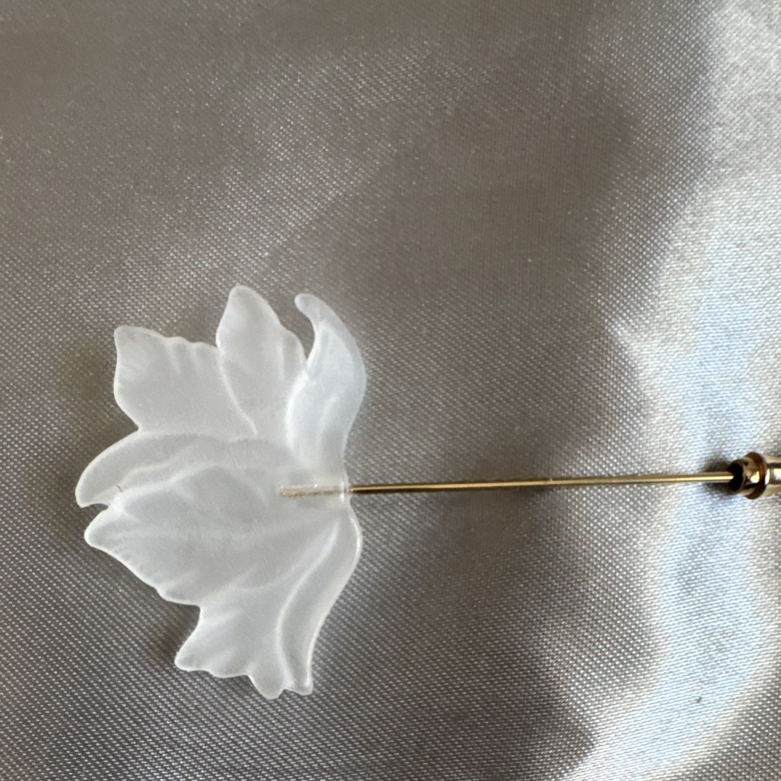 Clear Flower Stick Pin Lapel Hat Pin Gold Tone Metal/Plastic 3 in
