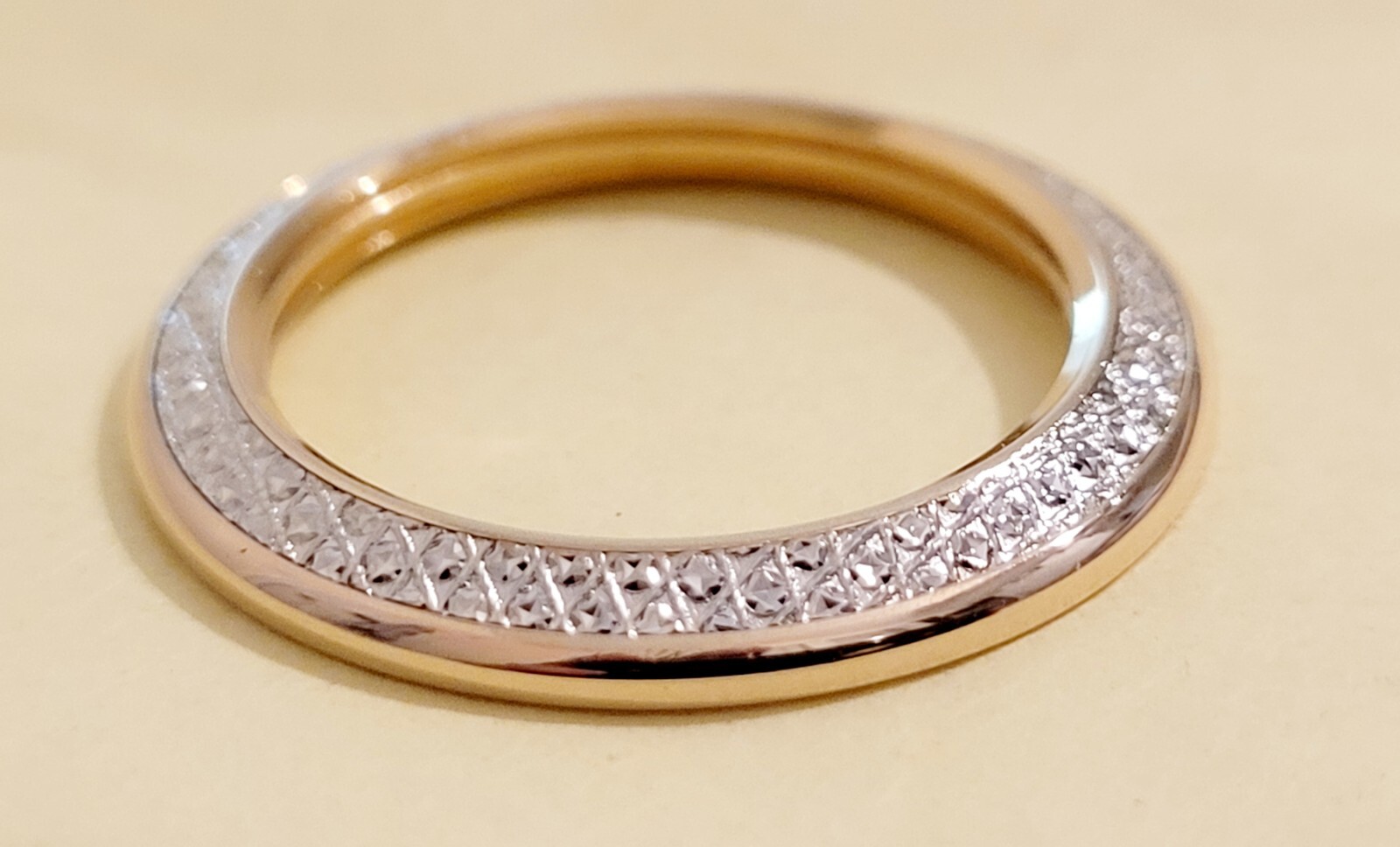 Gucci Diamond Cut Bezel,Authentic, 1100–11/12–11/12.2💃,Pristine Condition.