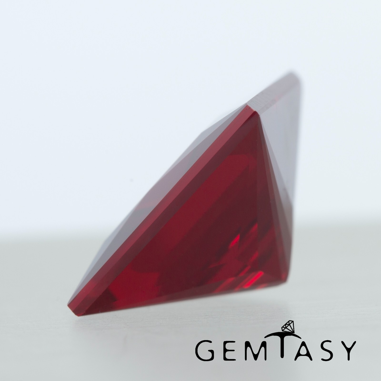 Cut stone – Ruby Pigeon blood Czochralski (Pulled) lab grown, facet 11mm 6.65ct