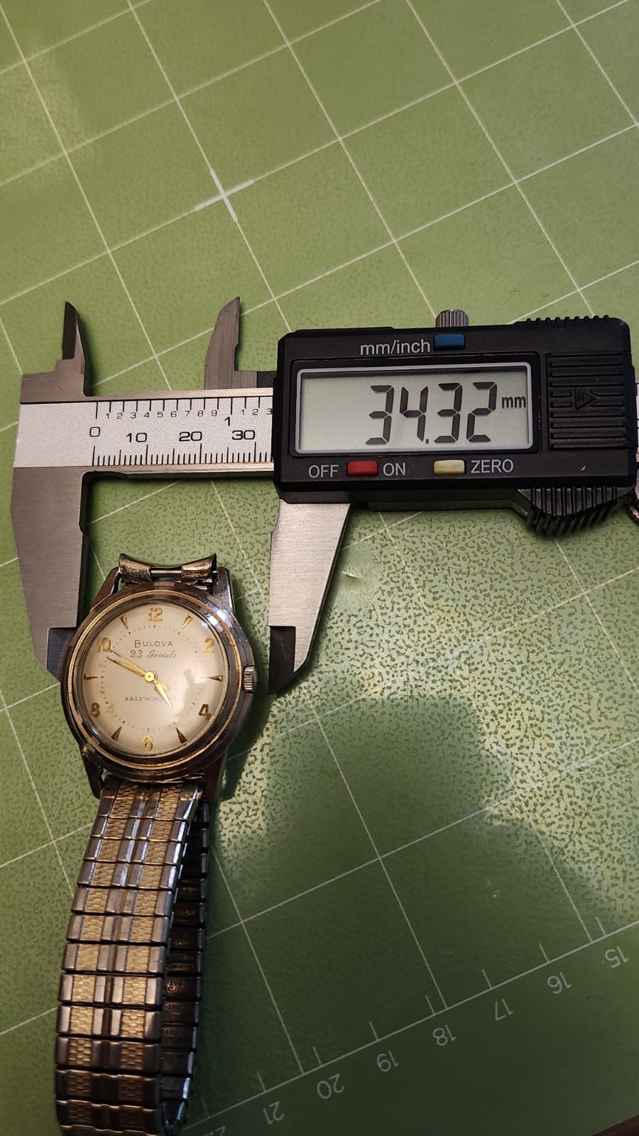 Bulova 23 Jewels Self-Winding Automatic Vintage 1960s White Dial 10kgf Bracelet.