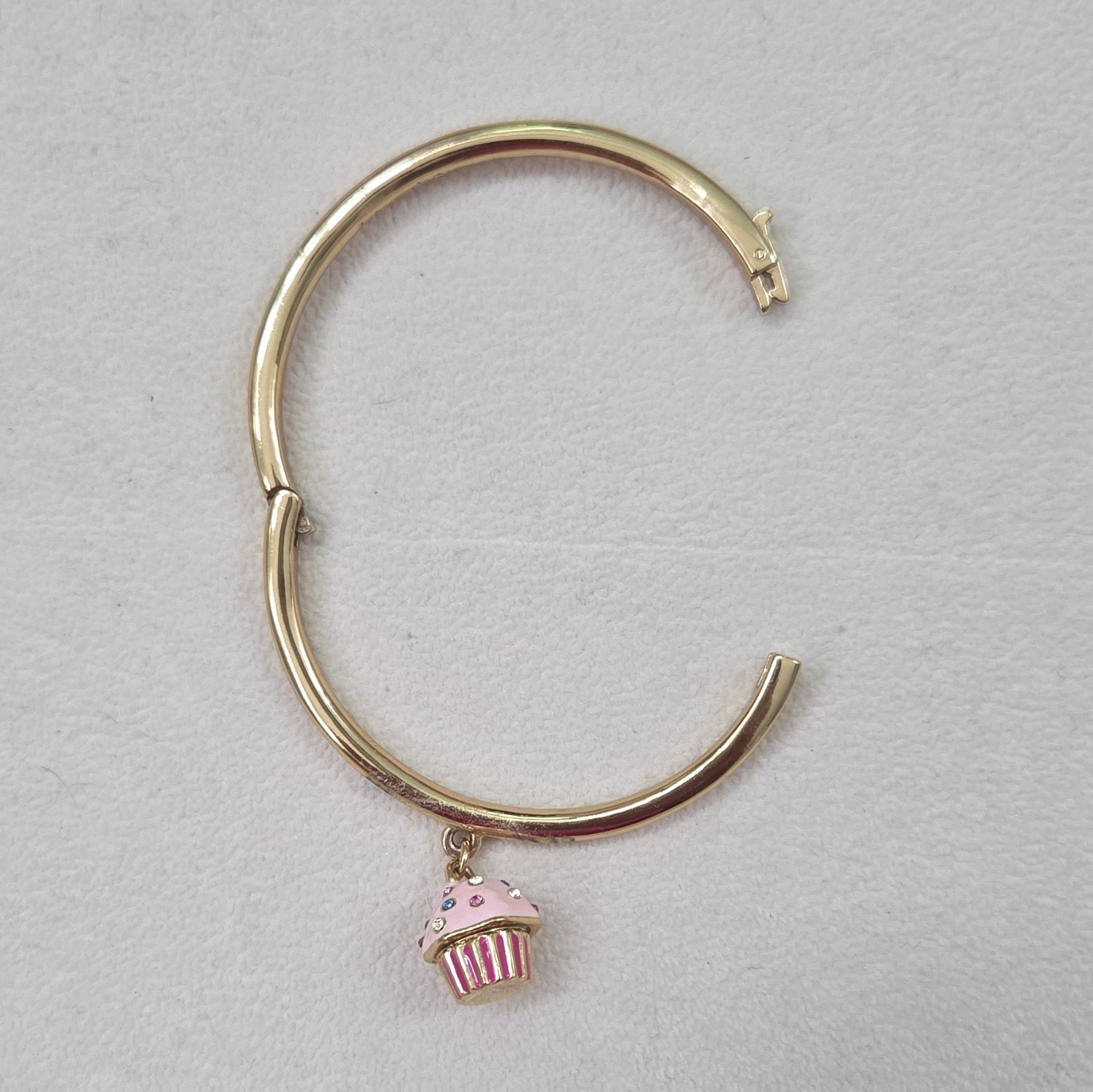 kate spade new york Signed Gold Tone Hinged Bangle Bracelet Pink Cupcake Charm