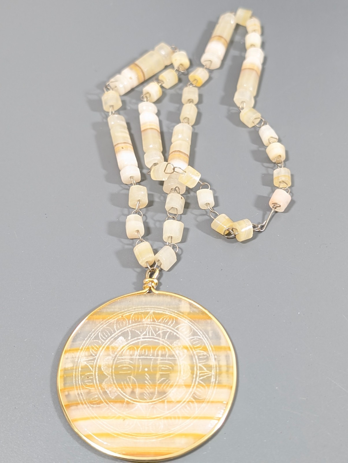 VTG Etched Mayan Sun God Medallion Pendant Neckalce Agate beads 22 in