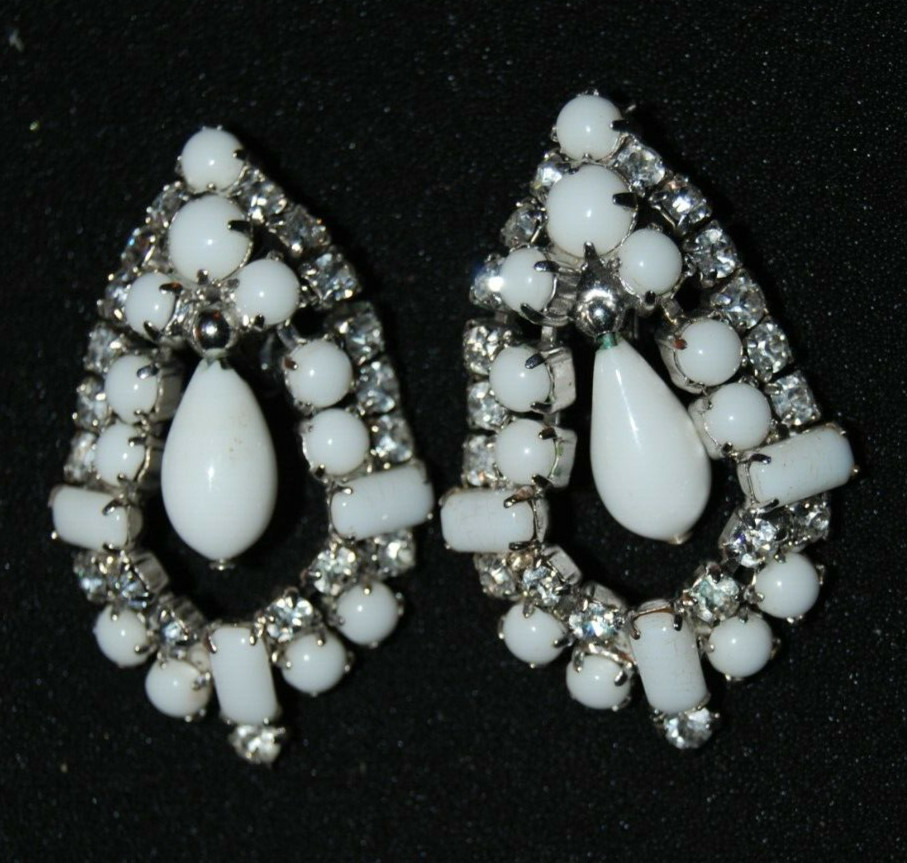 ELEGANT VTG RHINESTONE COUTURE WHITE CABOCHONS RHINESTONES DANGLE CLIP EARRINGS