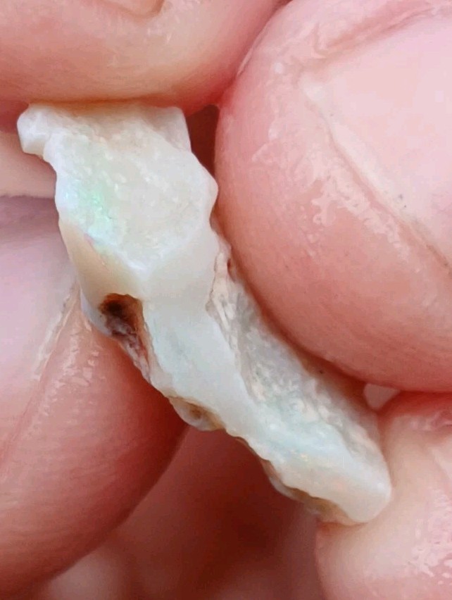 Australia Opal Mintabie Chips R802 5 Carat Faint Pink, Green Low Grade
