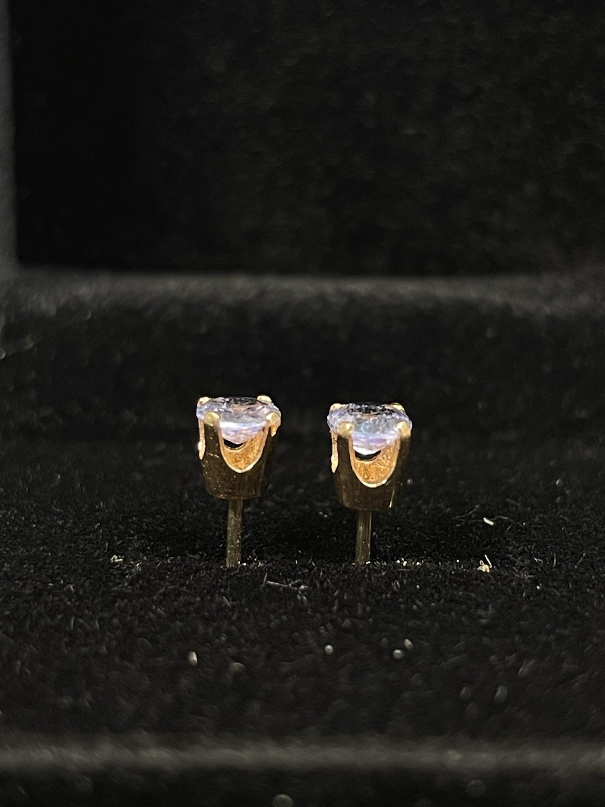 14k round cut tanzanite stud earrings. They don’t come clutch’s