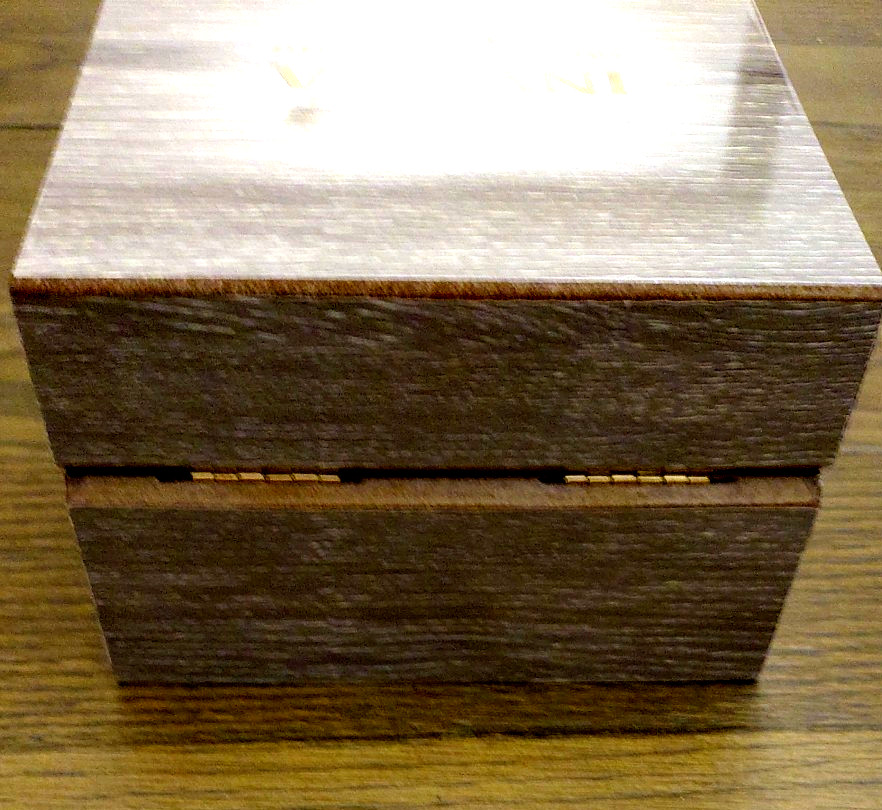 Invicta Watch Display Box – Nice- Wood grain appearance