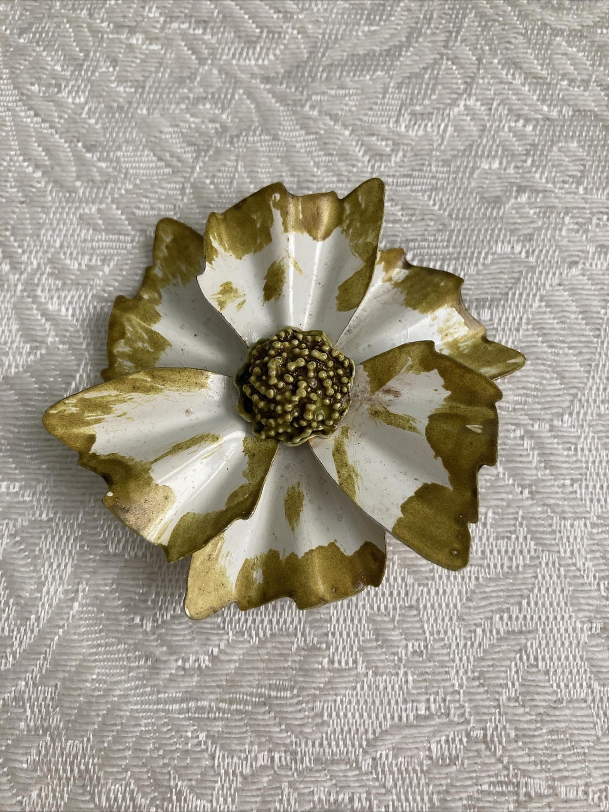 Vintage Retro White With Green Trim Enamel Flower Pin Brooch Cosmos 6 Petals￼