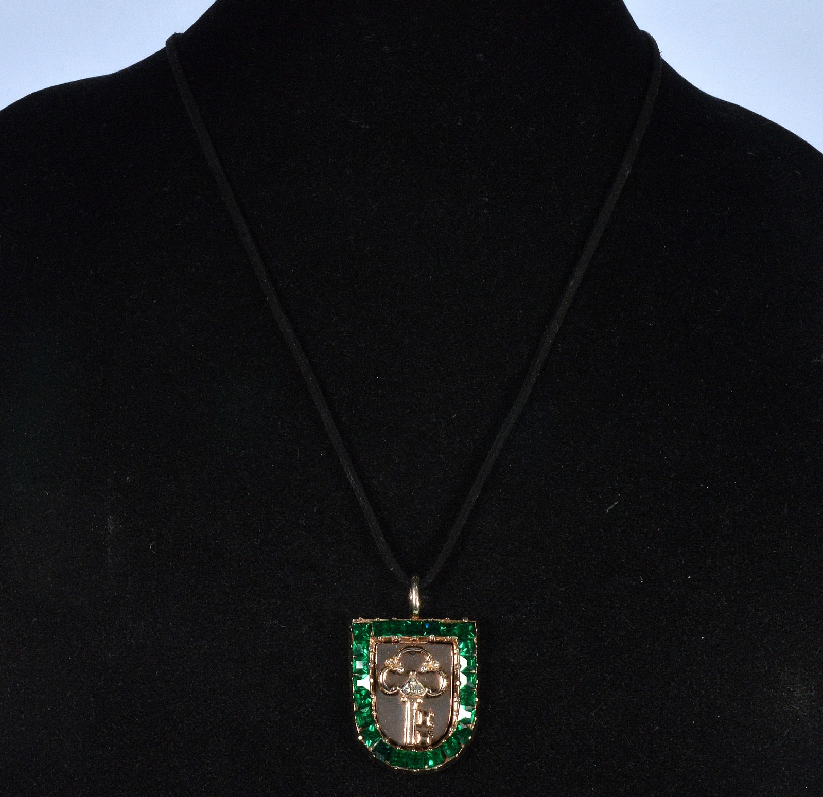 ART DECO EMERALD CRYSTAL STERLING PENDANT NECKLACE “KEY TO MY HEART” C.1930