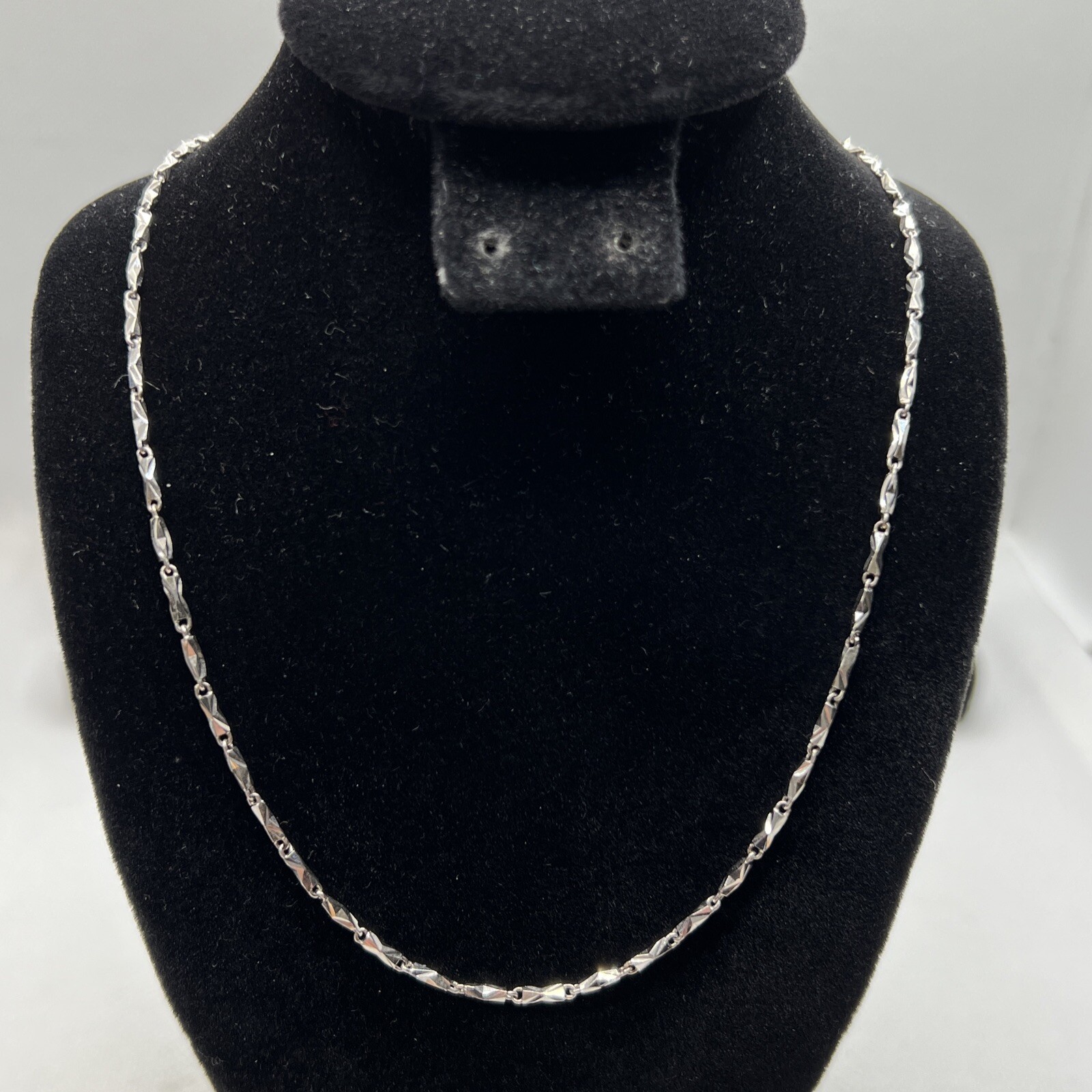 Elegant 18K (750) White Gold Fancy Bar Link Chain Necklace 19” long 8.6gr.