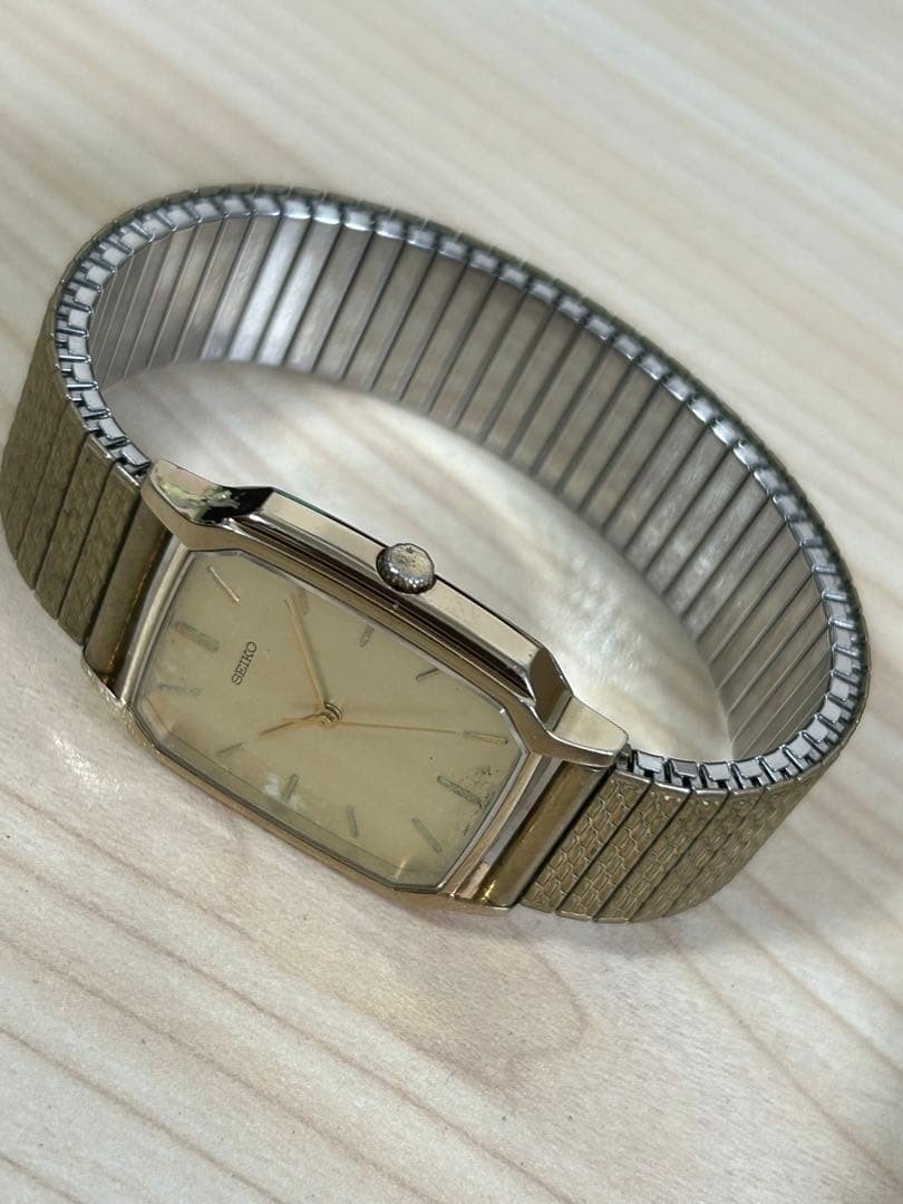 SEIKO quartz watch, nickel alloy case, gold color, working condition.