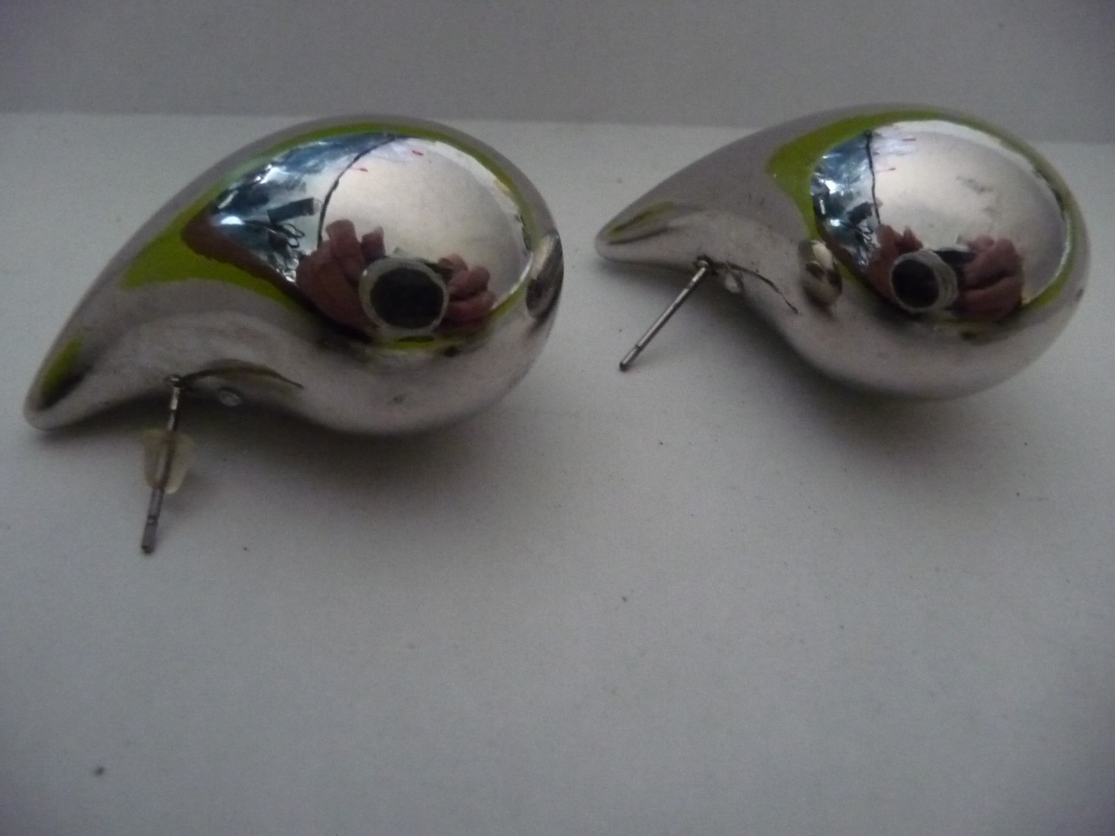 3 D SILVER TONE TEAR DROP 1 1/2” L X 1” W PIERCED EARRINGS #17/30