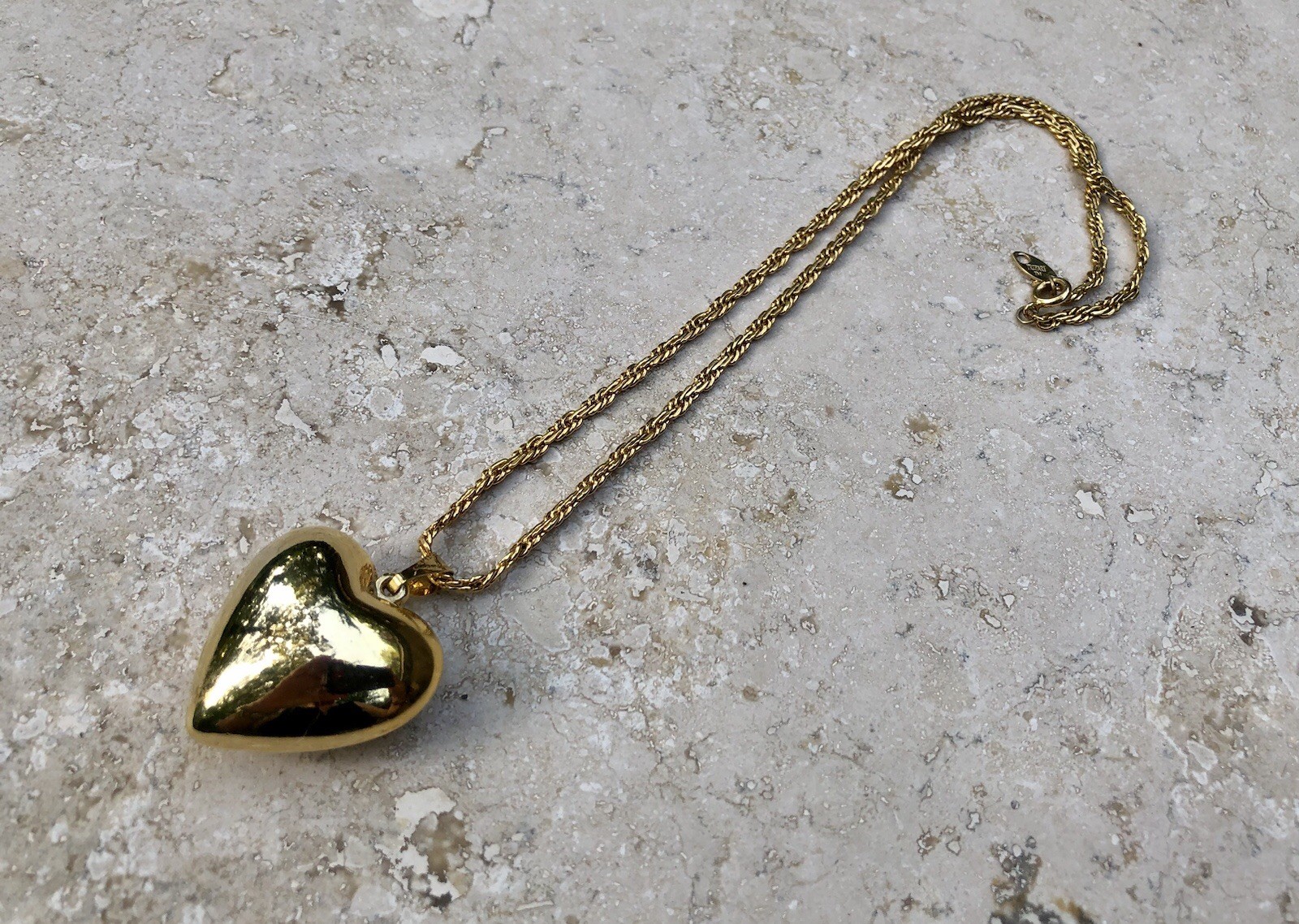 ✨💛VINTAGE Signed TRIFARI Gold Tone PUFFED HEART Pendant NECKLACE 17+” | Estate