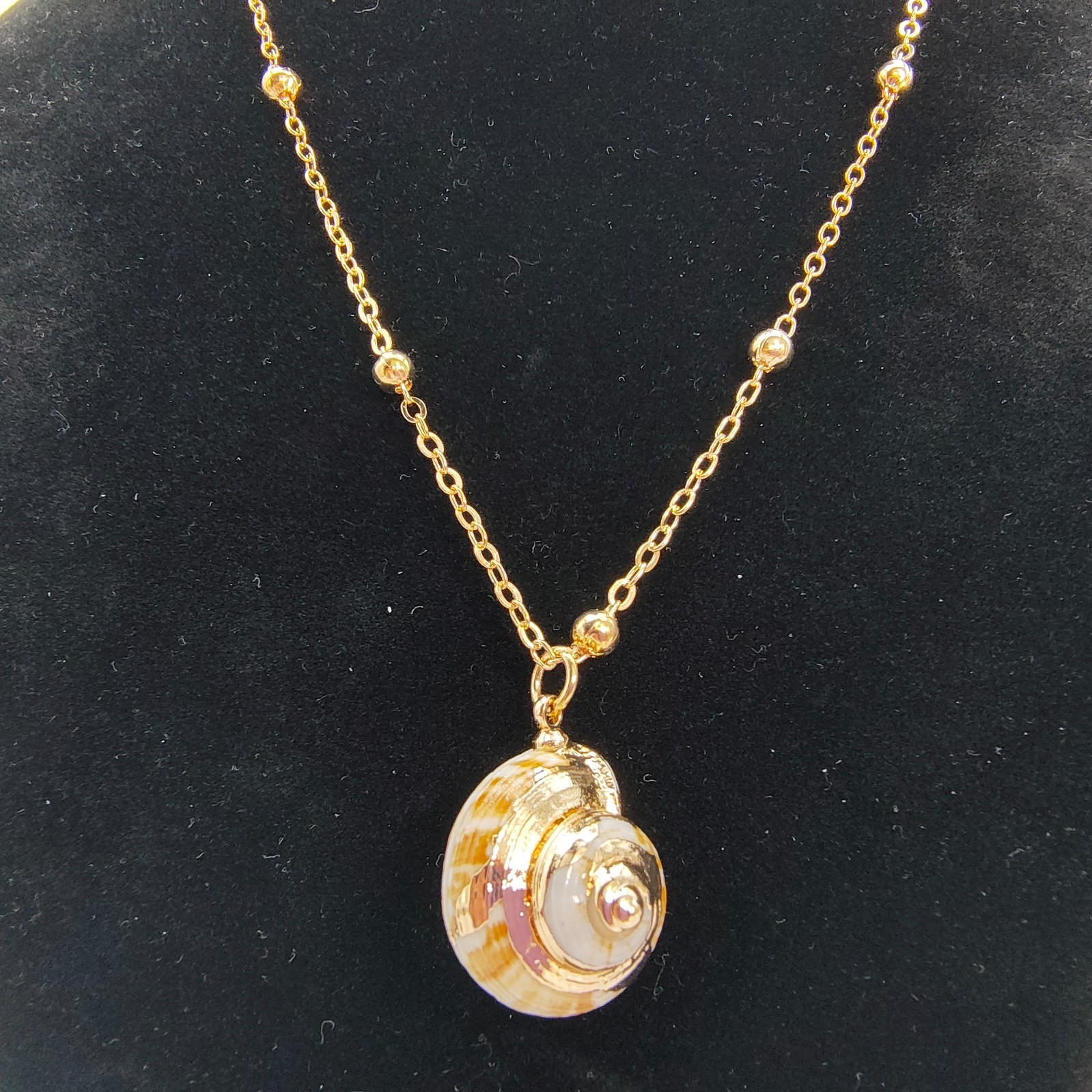 Seashell Pendant Necklace Gold Tone Nautical Beach Summer Resortwear Coastal