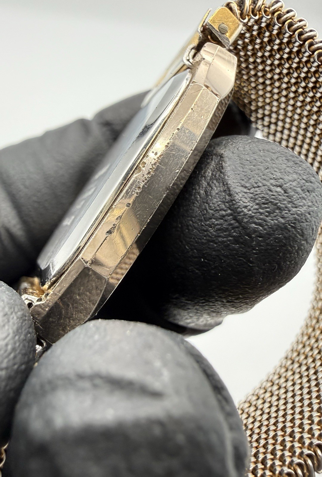 Aureole Quartz Gold Dial Wristwatch