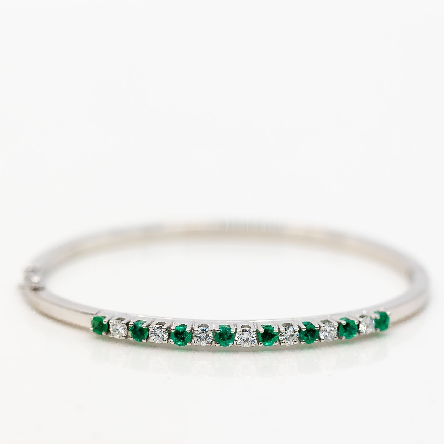 18K/750 white gold emerald 1.5ct brilliant diamonds 0.7ct 16.5cm bangle – value €6,000