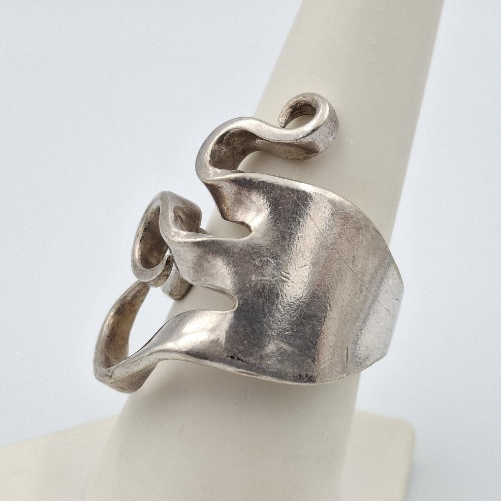 Vintage Victor & Co International Silver Plated Handmade Curled Tine Fork Ring 9