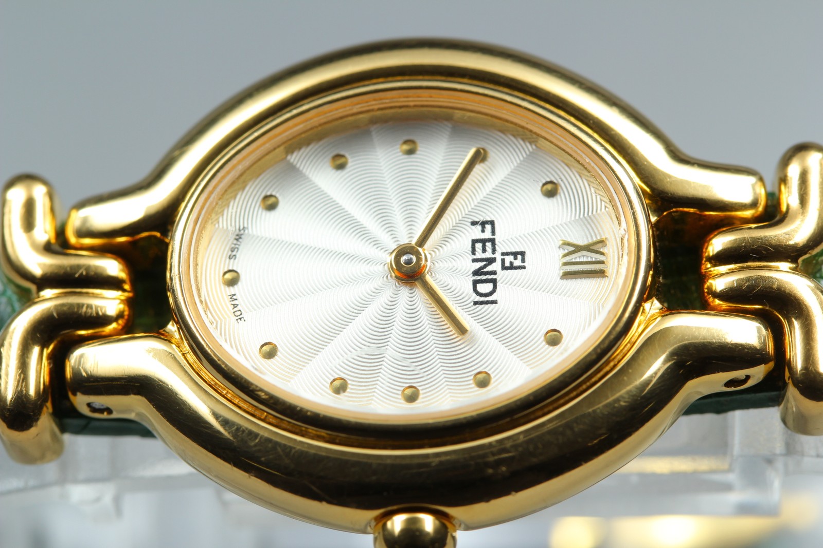 FENDI 640L Chameleon Change Green Belt Gold 24mm Women’s Quartz Watch Vintage