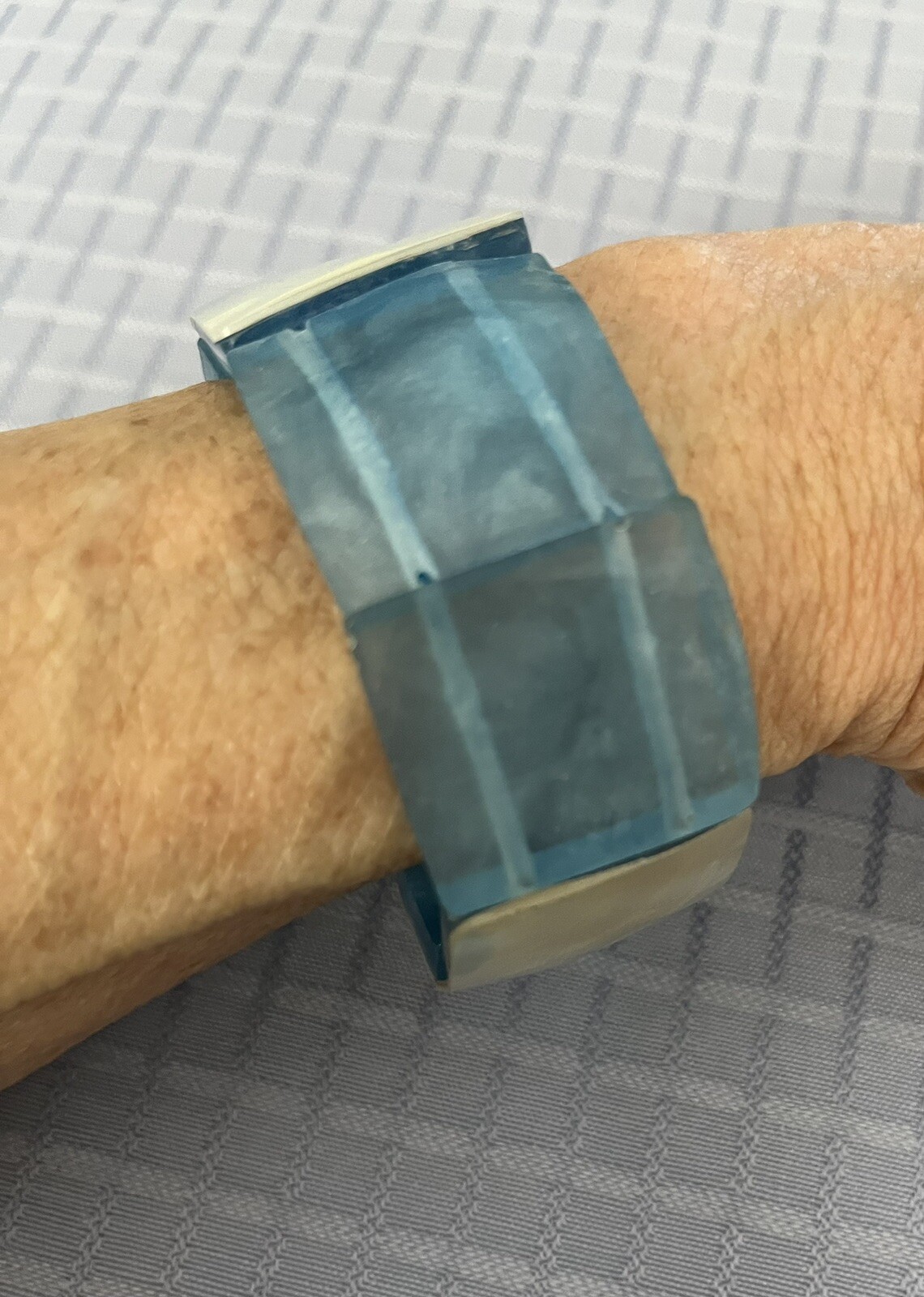 VTG Unique Lucite & Acrylic Stretch Bracelet, Light Blue & White Block Jewelry