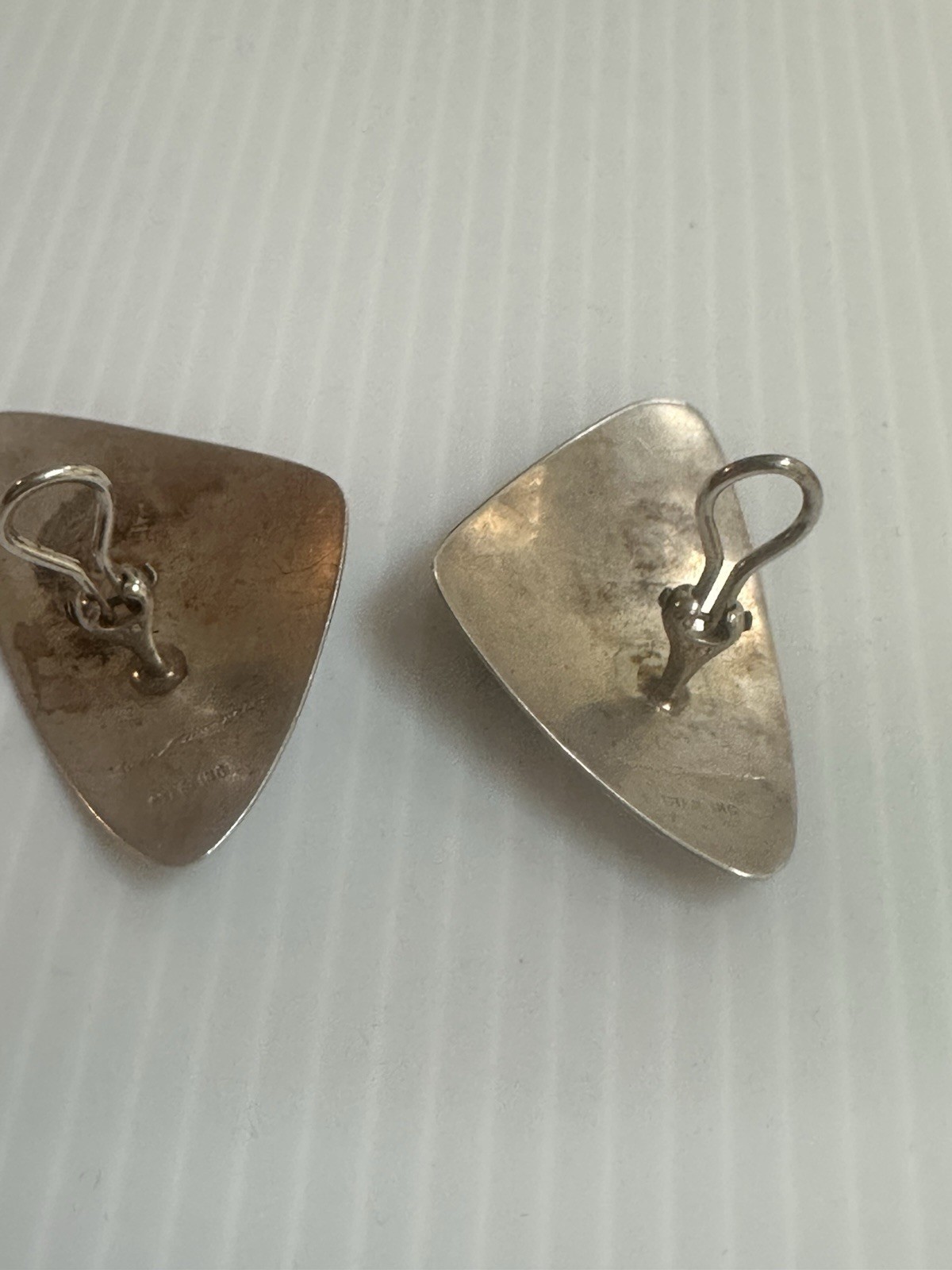 SUSAN CUMMINGS RARE MODERNIST STERLING SILVER AMBER CLIPON TRIANGULAR EARRINGS