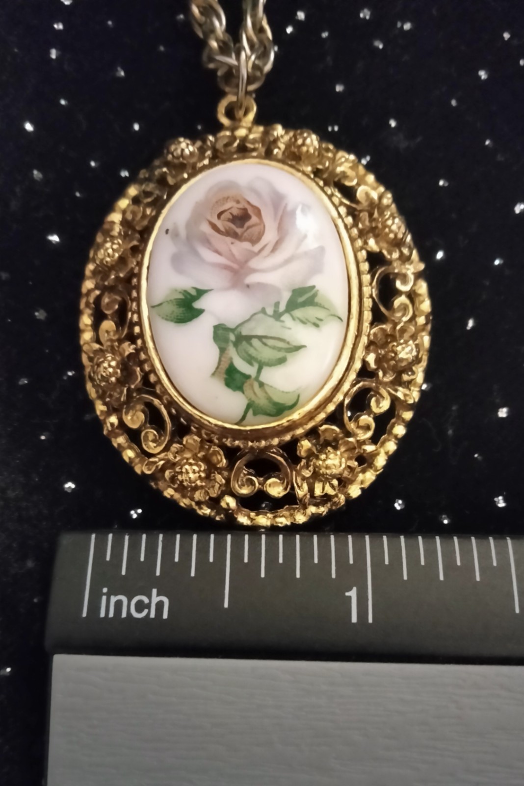 CAMEO NECKLACE PALE PINK ROSE, GOLD COLOR CHAIN APPROX. 24″ VICTORIAN, BEAUTIFUL