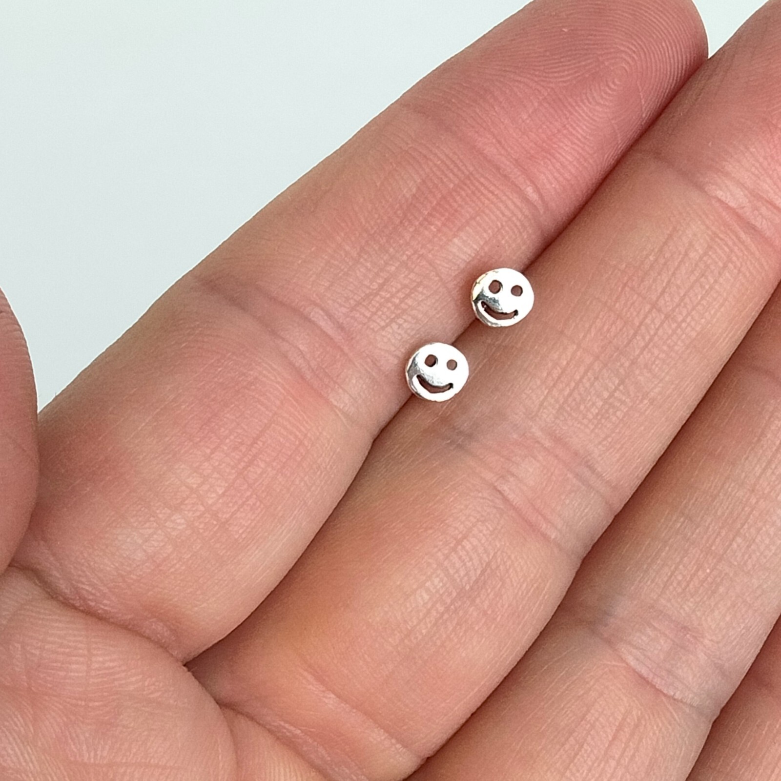 FashionJunkie4Life Sterling Silver Smiley Face Stud Earrings with Butterfly Back