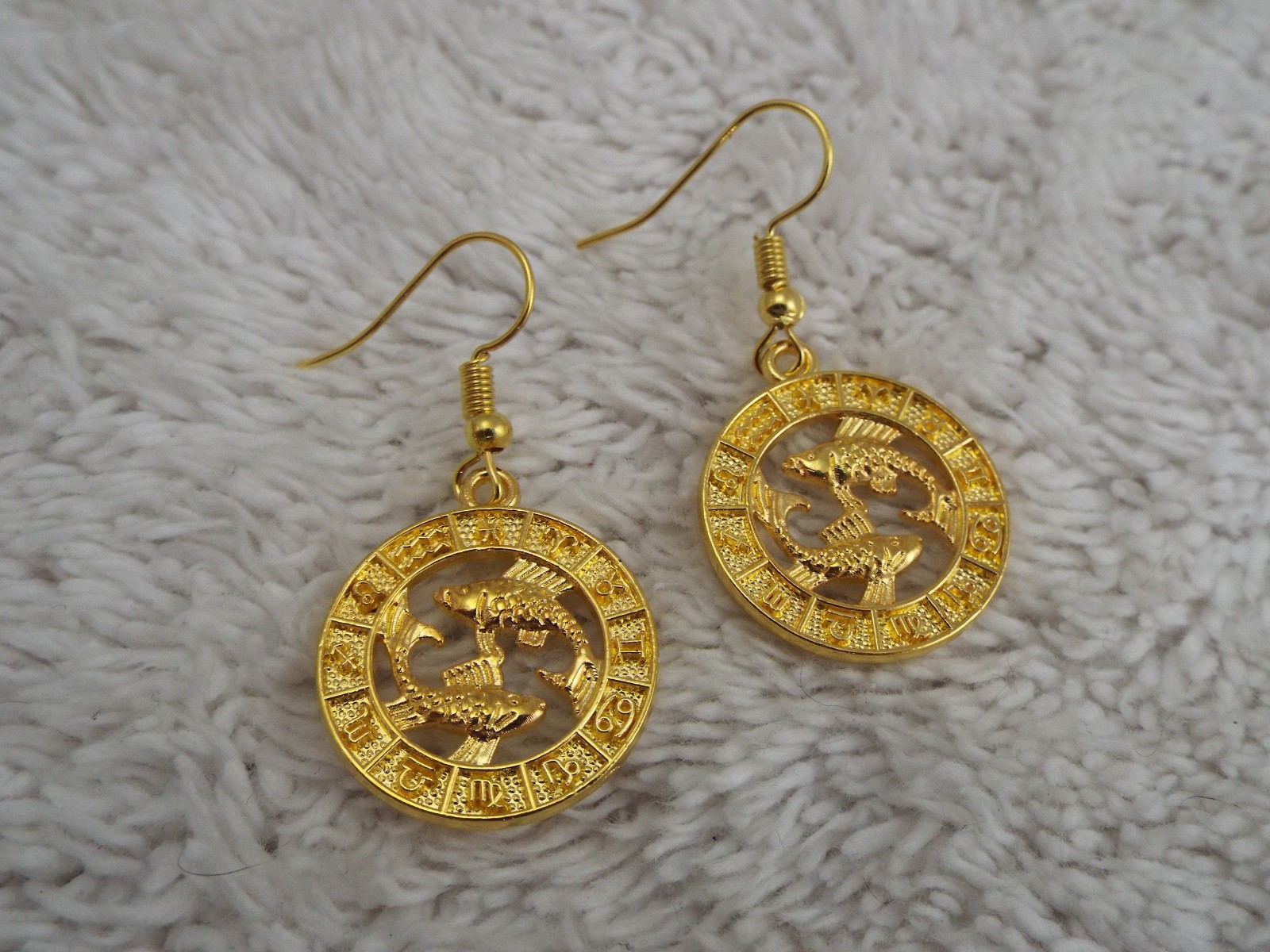 Goldtone Zodiac Pisces Fish Pierced Earrings (B43)