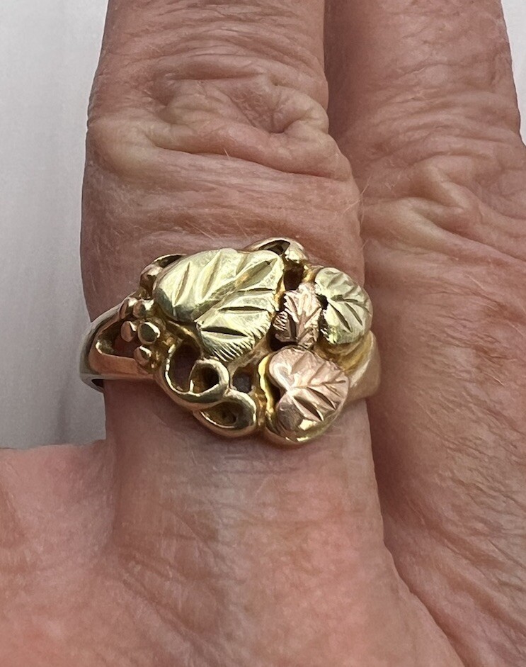 Landstrom’s Black Hills gold ring 10 karat size 6.75 Multi Toned Gold 3.4 grams