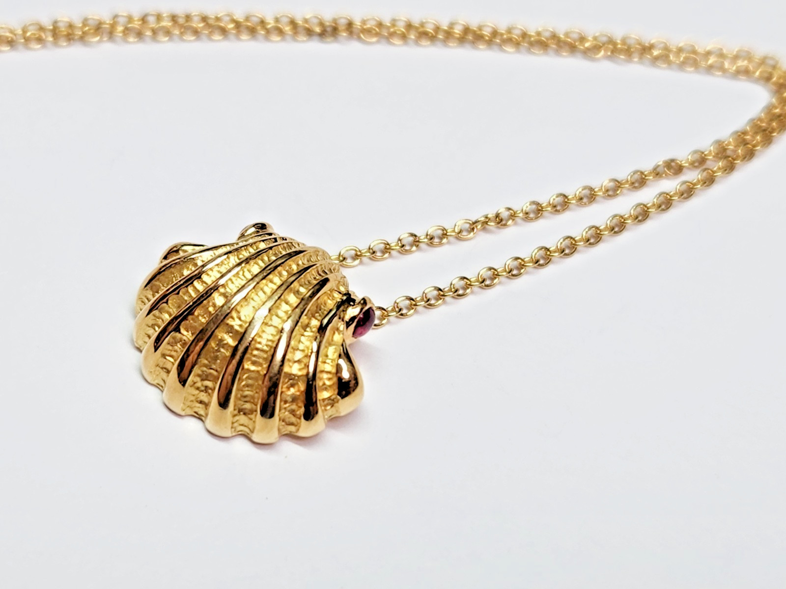 TIFFANY & Co. 1990s 18k Ruby Cabochon Accented Oyster Shell Pendant 16″ Necklace