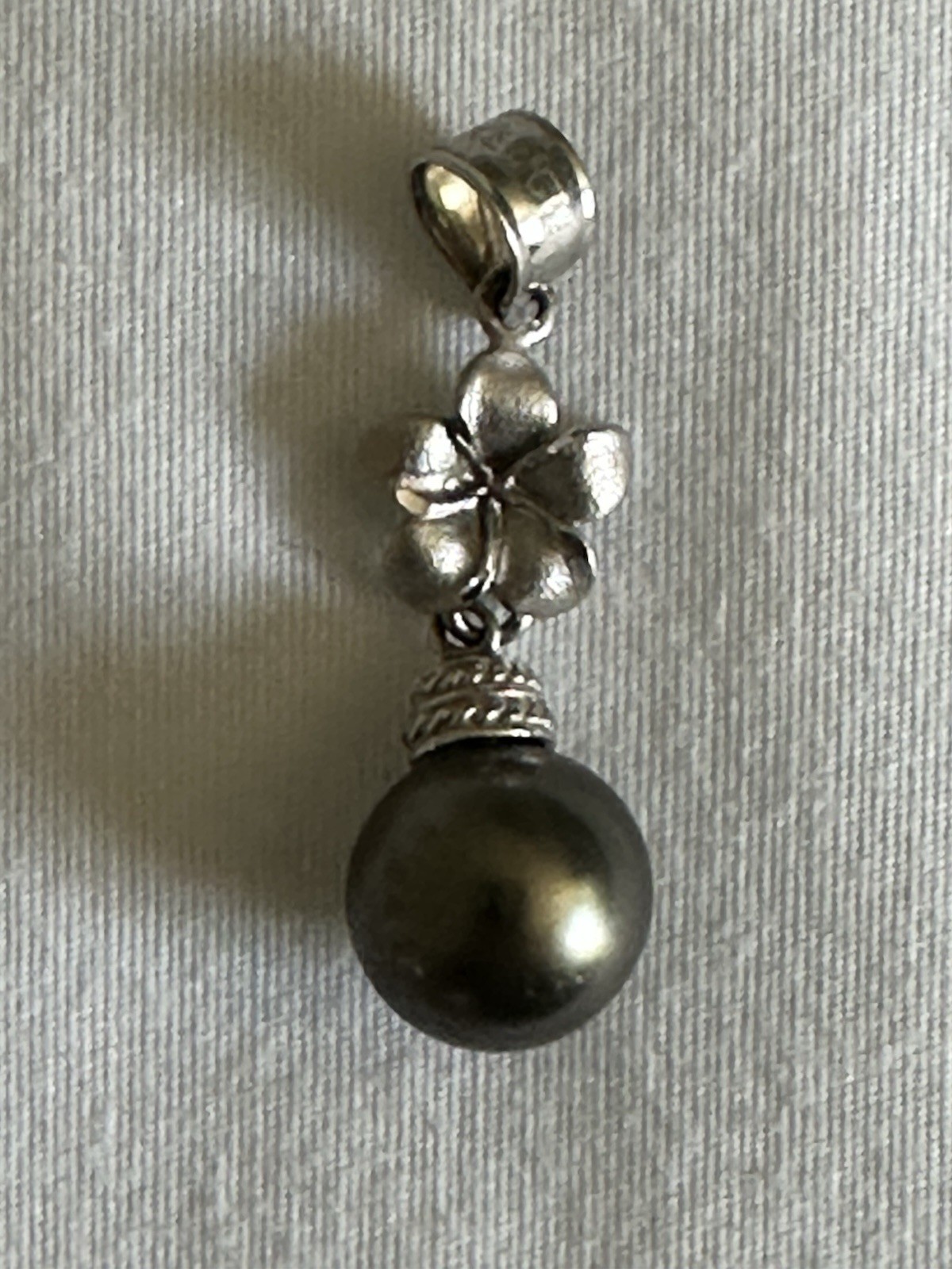 14K white gold plumeria 9mm Tahitian black pearl pendant 1.95g