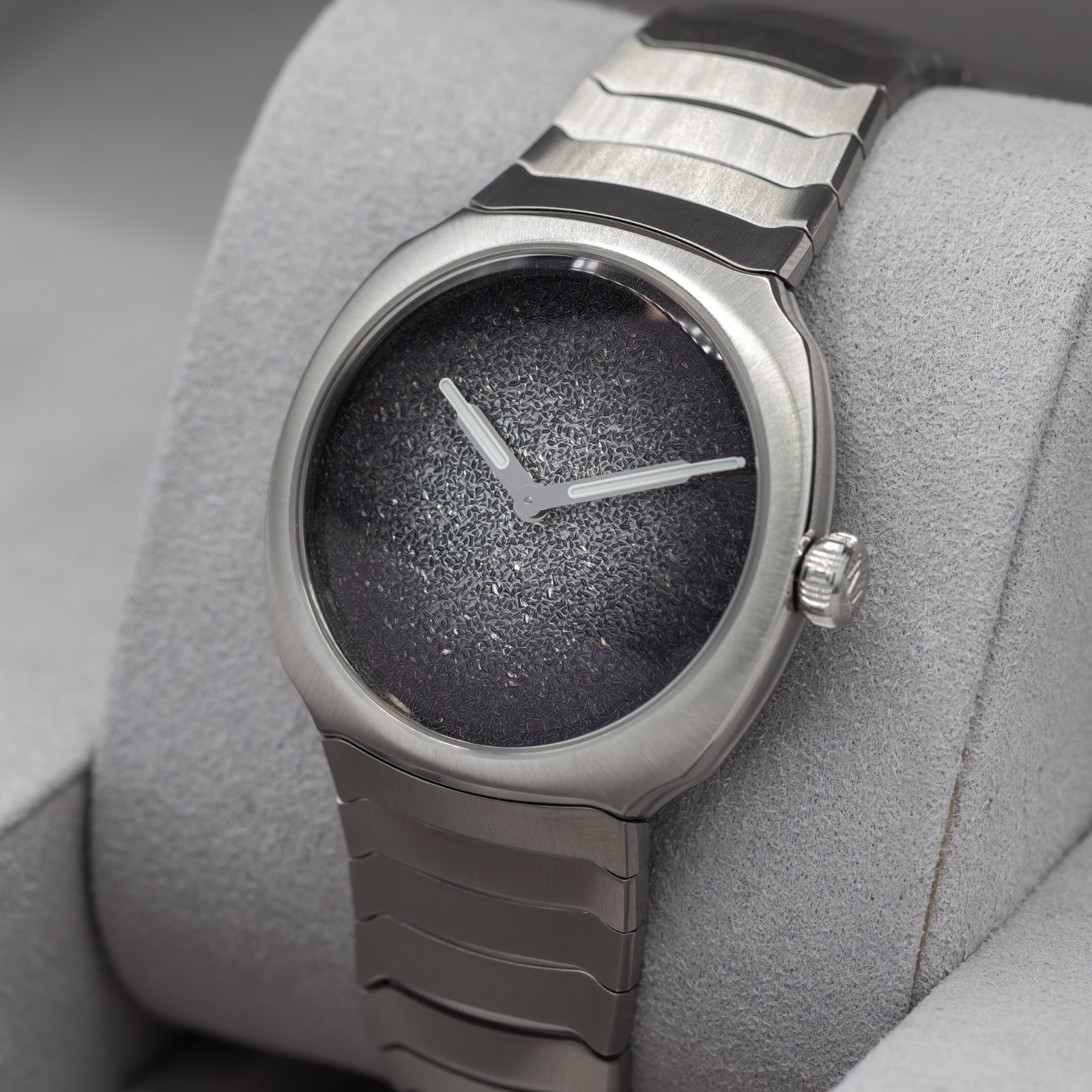 H. Moser & Cie. Streamliner Two Hands, Silver frosted dial Full Set 2026!