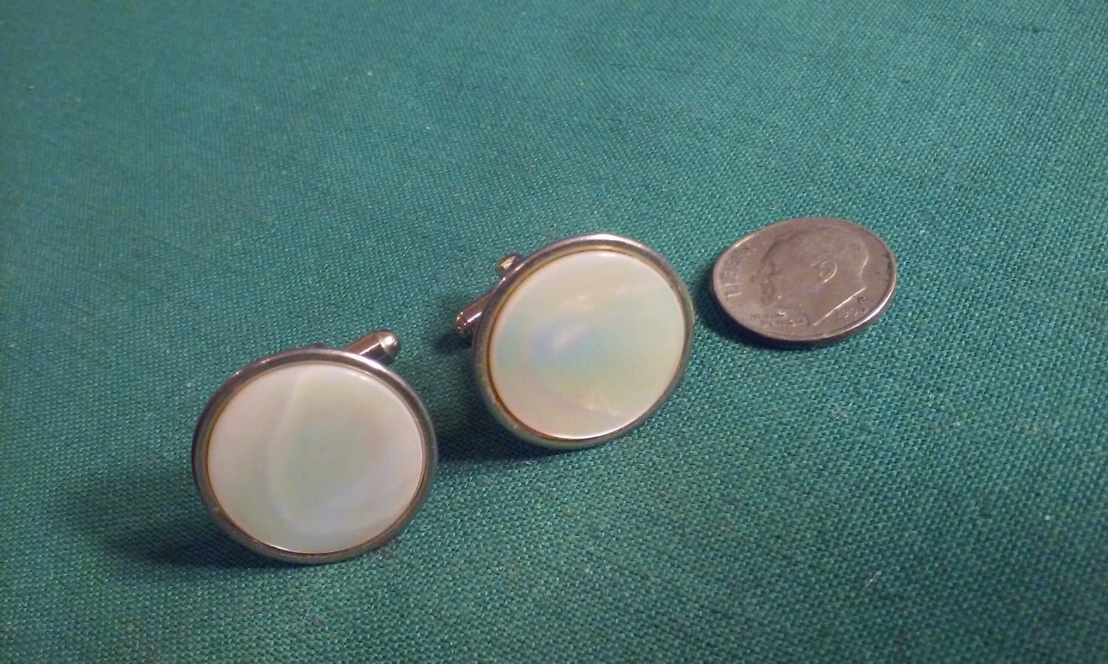 Retro Simple Yet Elegant Round MOP Mother Of Pearl CUFFLINKS w/ Gold-Tone Metal