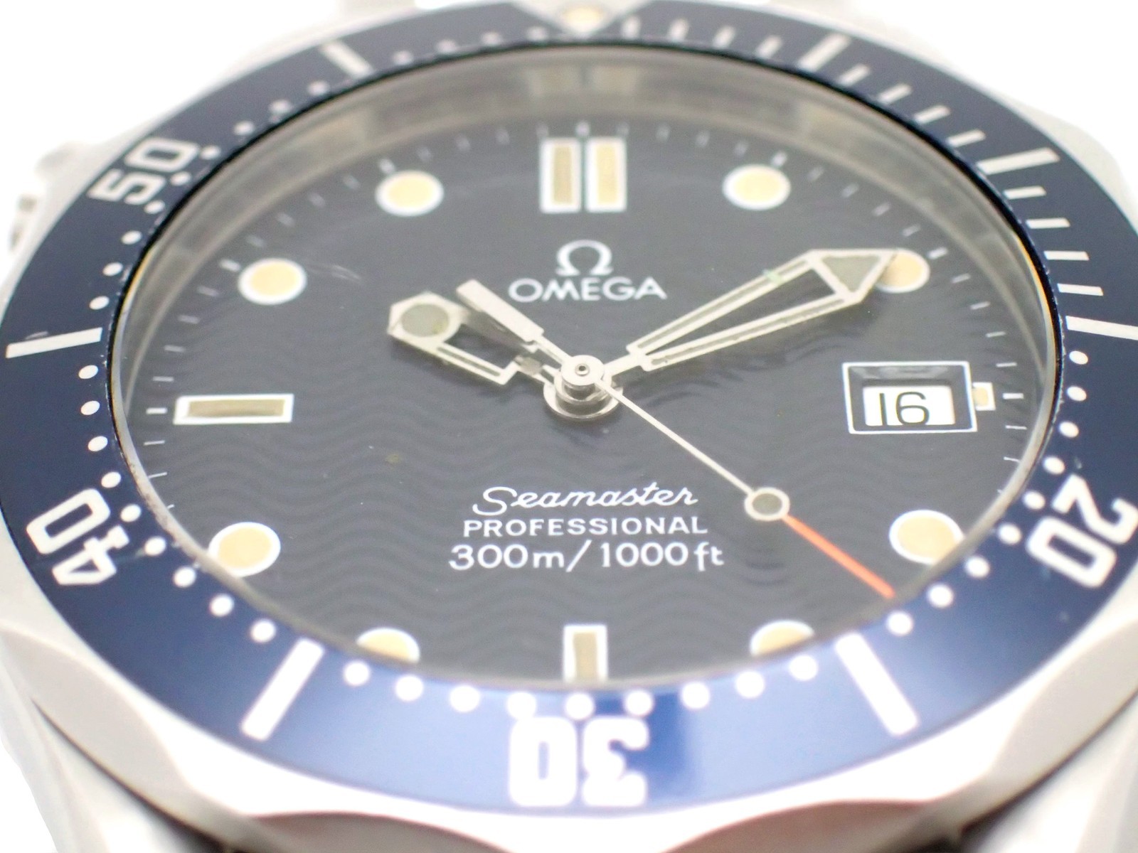 OMEGA Seamaster Professional 300m Mid Size 36mm Quartz Date Watch 2561.80 w/Box