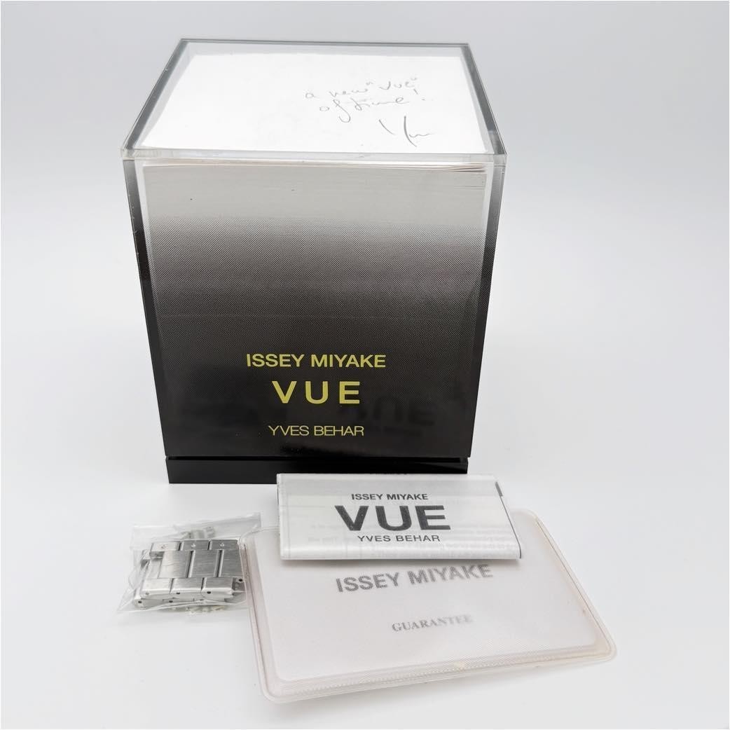 Issey Miyake VUE Yves Behar VJ200060 SILAV001 Quartz Watch Silver Unisex In hand
