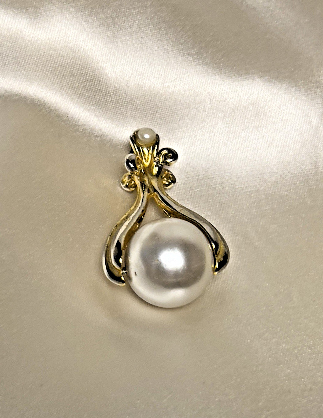 Vintage Gold Tone Faux Pearl Pendant – Classic Elegance