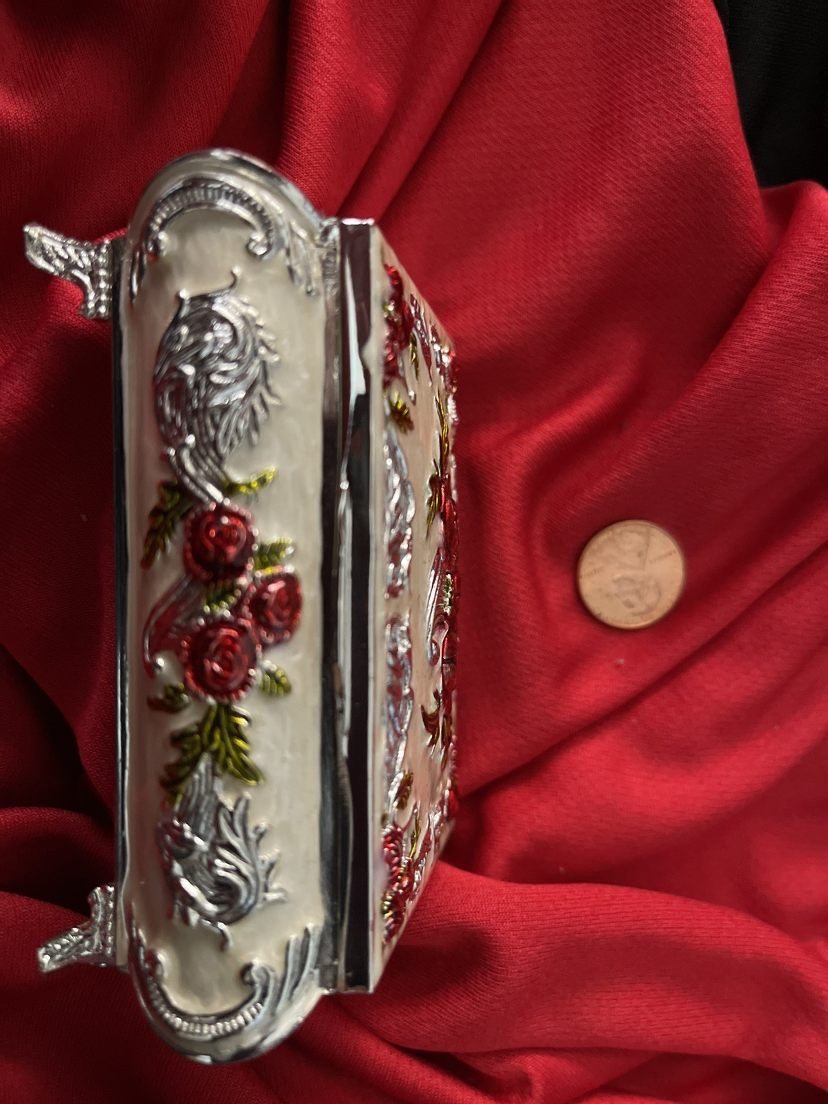 Gorgeous Vintage Red Roses 🌹 Flower Jewelry Box.