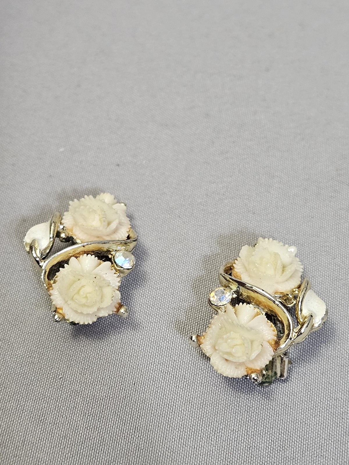 White Flower Clip-On Earrings Womens Resin Rose Rhinestone Gold Tone Vintage