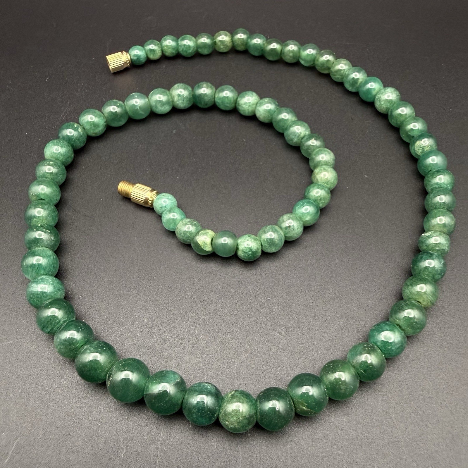 Vintage Emerald Green Dyed Jade Quartzite Beaded Necklace 19″ Barrel Screw Clasp