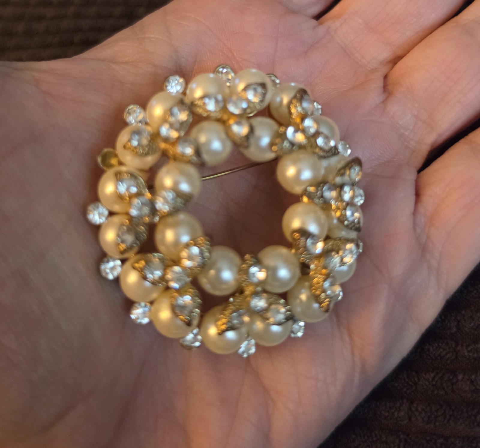 Vintage faux pearl and rhinestone brooch. No box