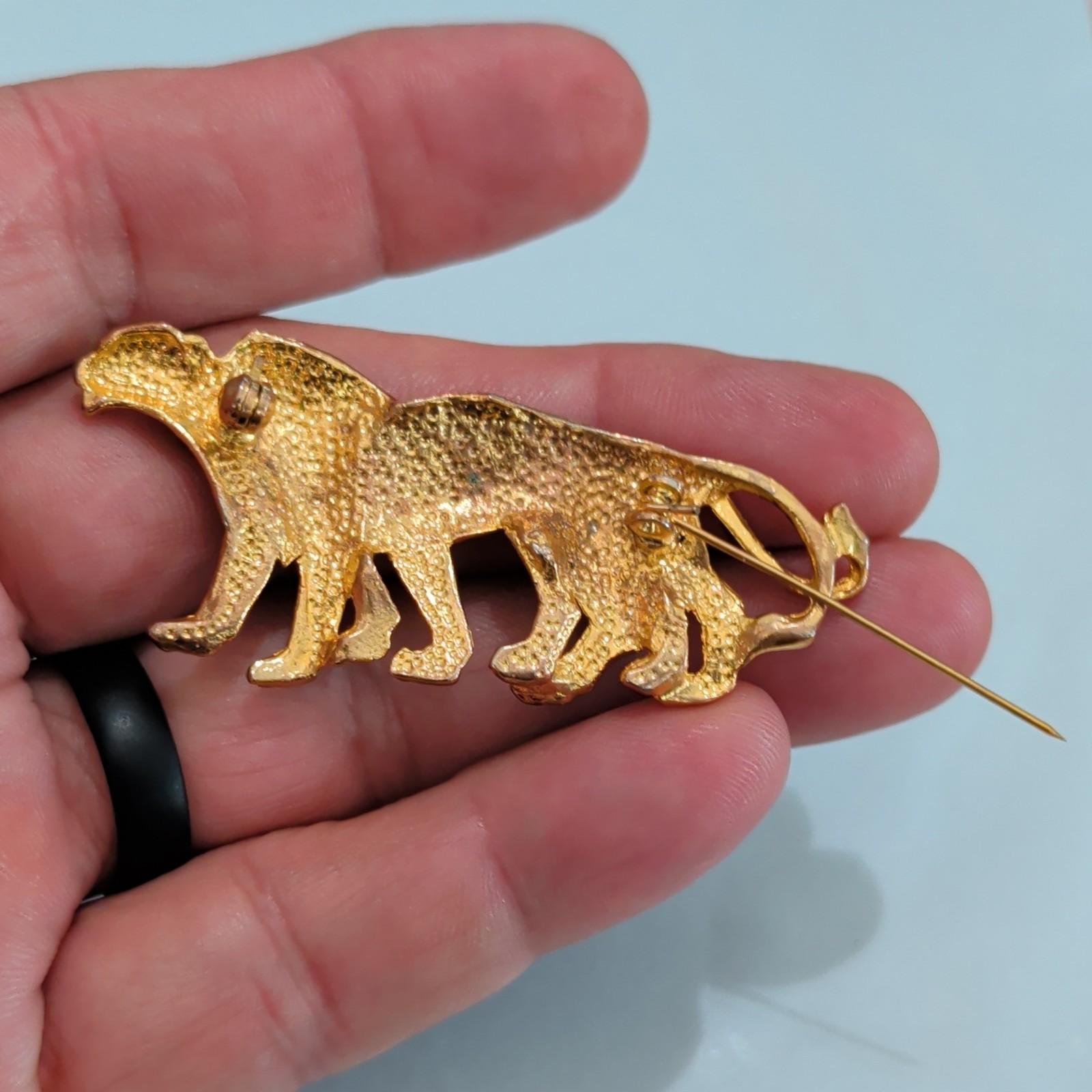 Gold Tone Textured Leopard Animal Metal Brooch Pin, No Stones