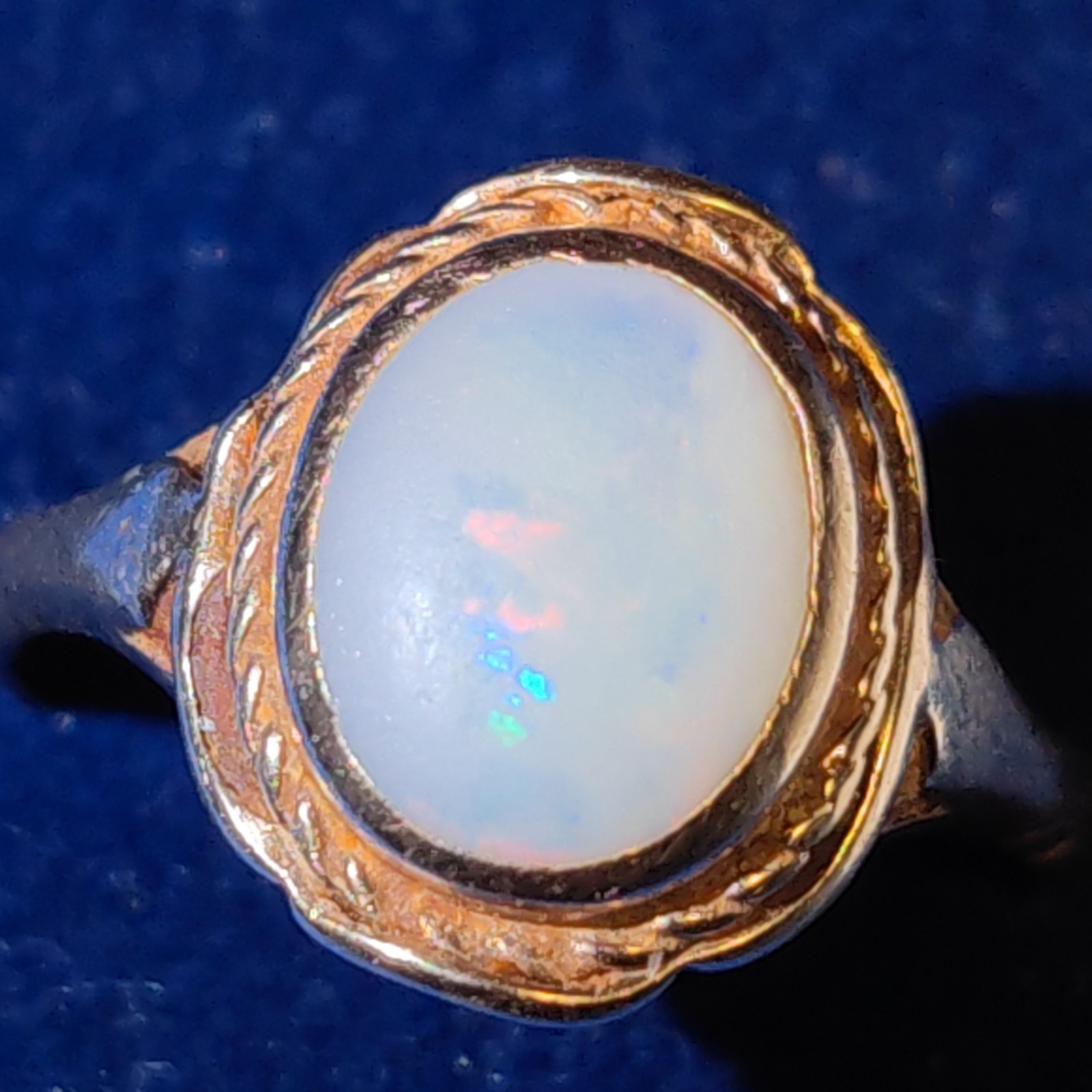 9ct Gold 375 Ring with Opal size N1/2 2.72g