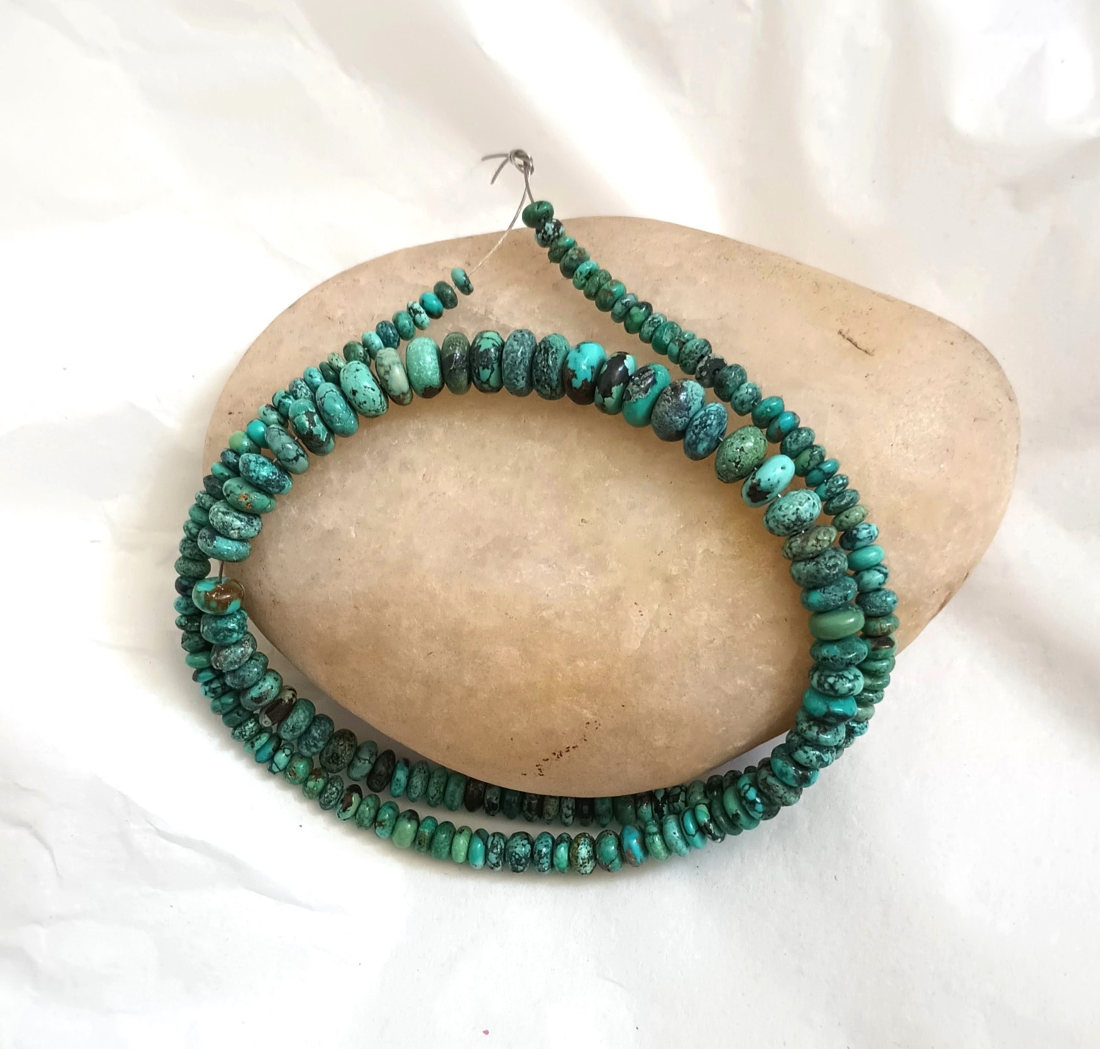 VINTAGE HI-GRADE HUBEI TURQUOISE 3-8MM GRADUATED RONDELLE BEADS – 17.75″ – 1860E
