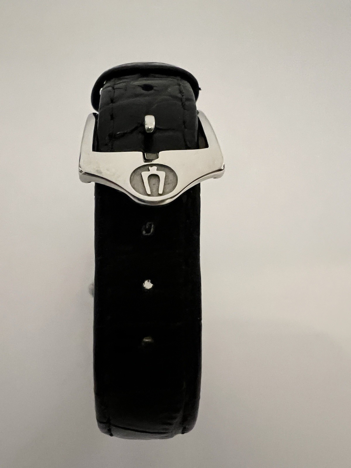 Bulova w/ Sapphire Crystal & Genuine Leather Band. Case 21.5 mm/band 6.5 Inches