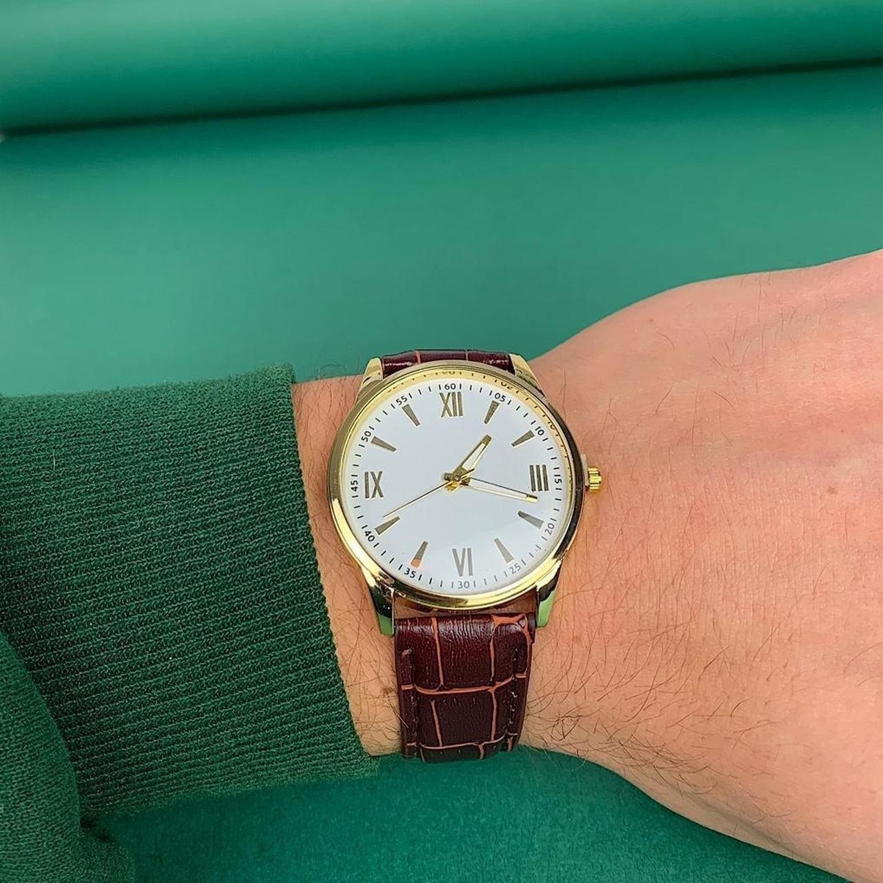 Minimalistic essential vintage style gold and leather style band watch. 9 inches
