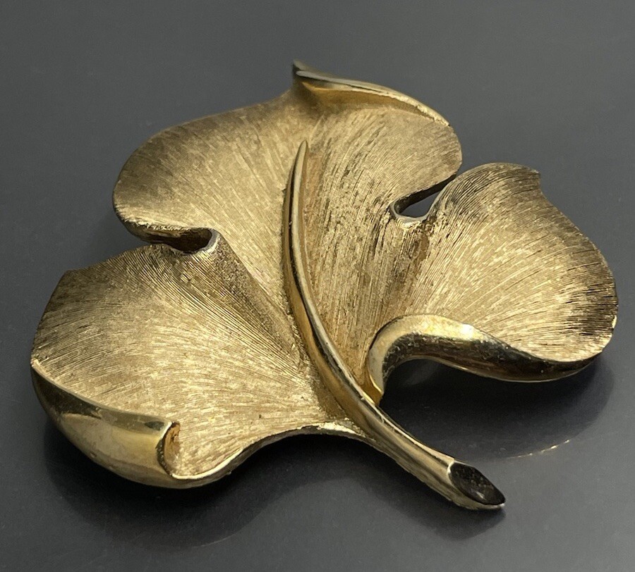 Vintage Crown Trifari Brushed Shiny Gold Tone Leaf Plant Brooch Pin 1 3/4”