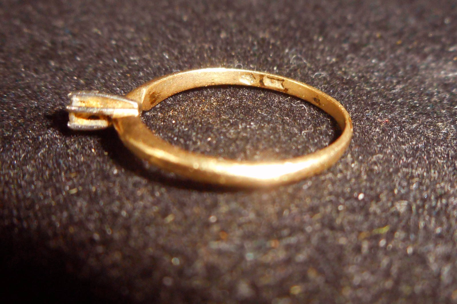 10k SOLID GOLD RING SMALL DIAMOND GRAMS 0.84 SIZE 3 1/2 TESTED