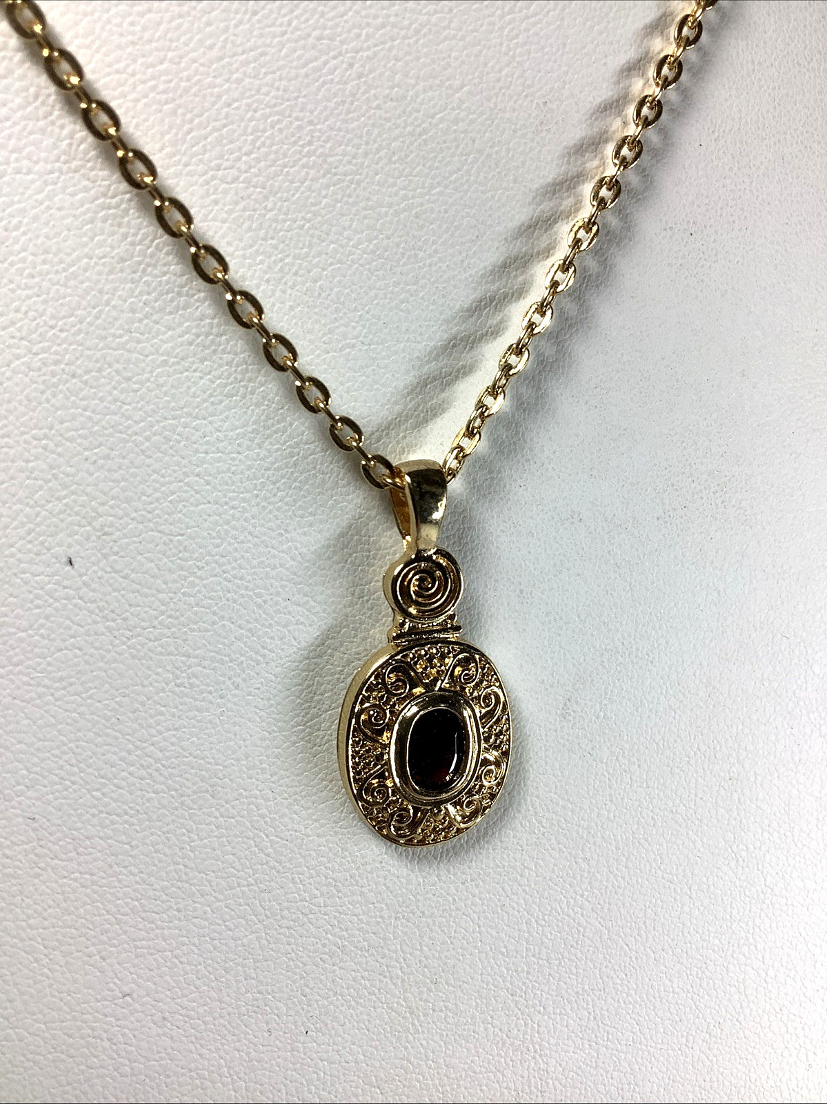 Vintage 18″ Cable Chain Oval Faux Amethyst Pendant Gold Tone Necklace NN36
