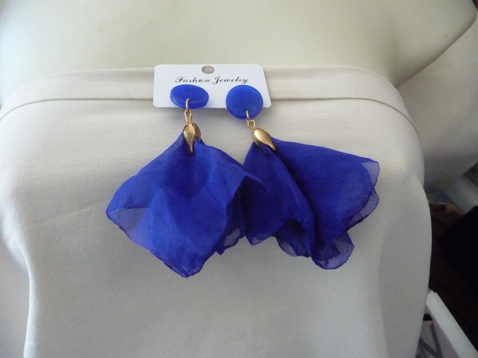 ROYAL BLUE FABRIC NET LACE 2 1/2″L DANGLE PEARLS PIERCED EARRINGS #25/21A