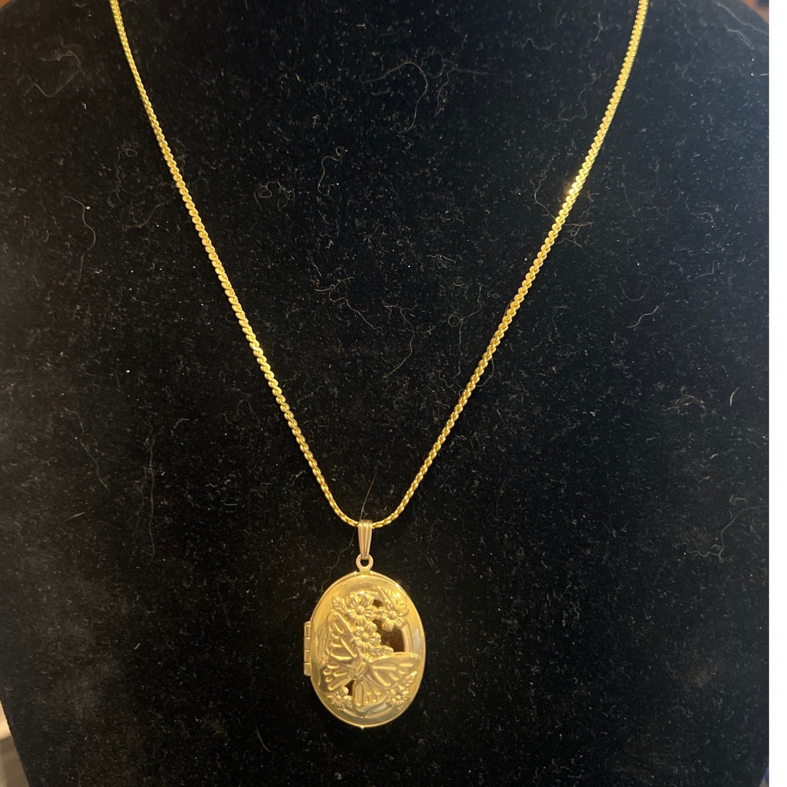Vtg S.O. Gold Tone Butterfly Flower Cutout Oval Locket Necklace 22 Inch