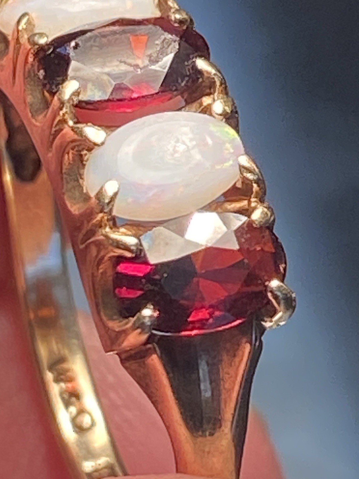 Vintage UK 1976 W&G 9ct Gold Garnet Opal 5 Stone Ring Size P 2.6g